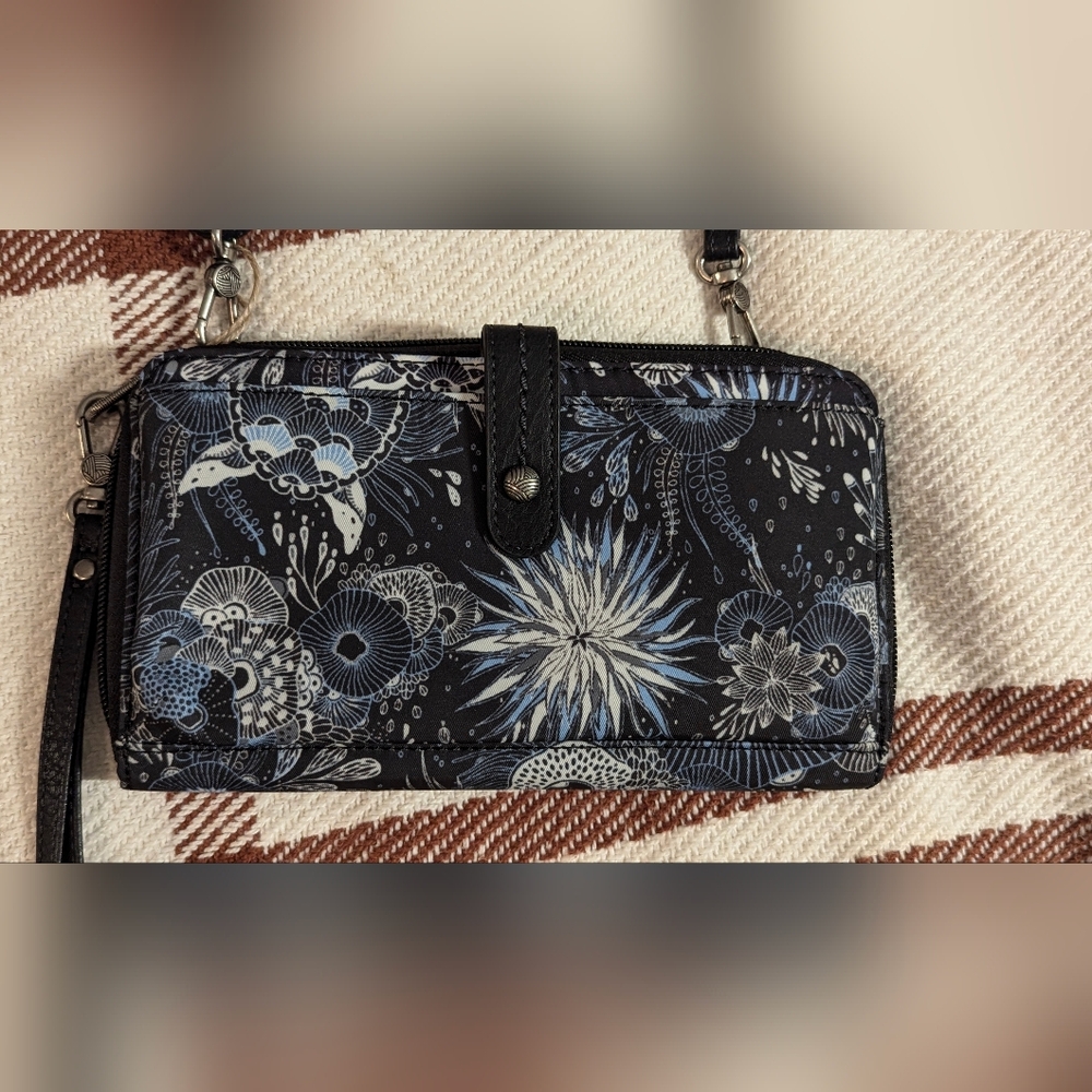 NWOT wristlet with cross body detachable strap - Picture 2 of 14